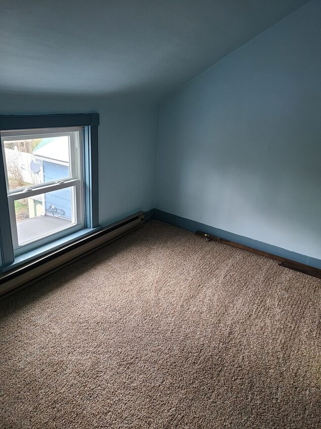 Building Photo - Spacious 2 Bedroom Home with possible 3rd bedroom or office space!