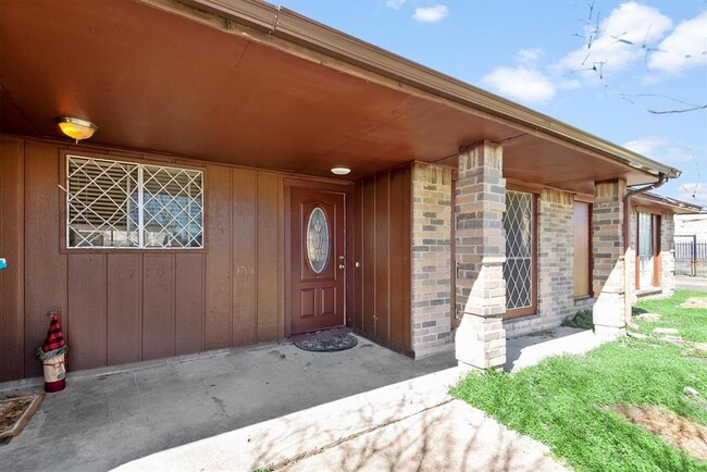 Building Photo - 3706 Westmeadow Dr