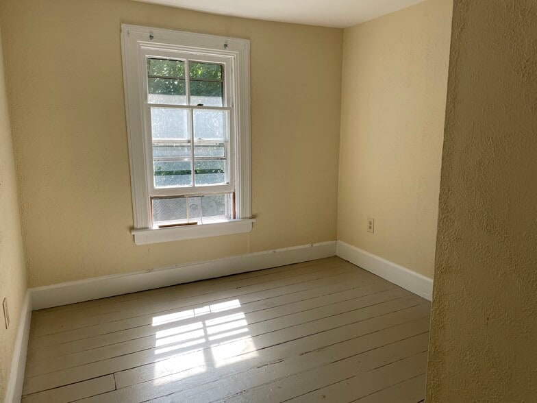 Building Photo - 25 Thompson St