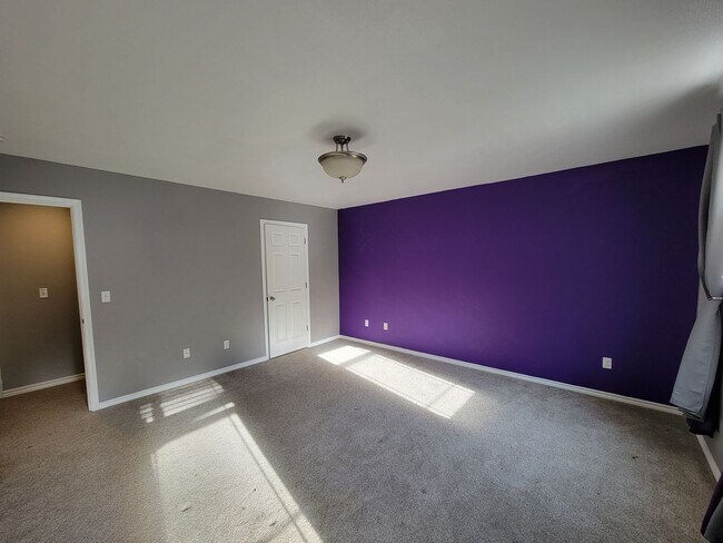 Building Photo - Spacious and Beautiful 4 bedroom in conven...