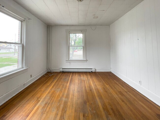 Building Photo - Space, Comfort & Location—Minutes from Ball State