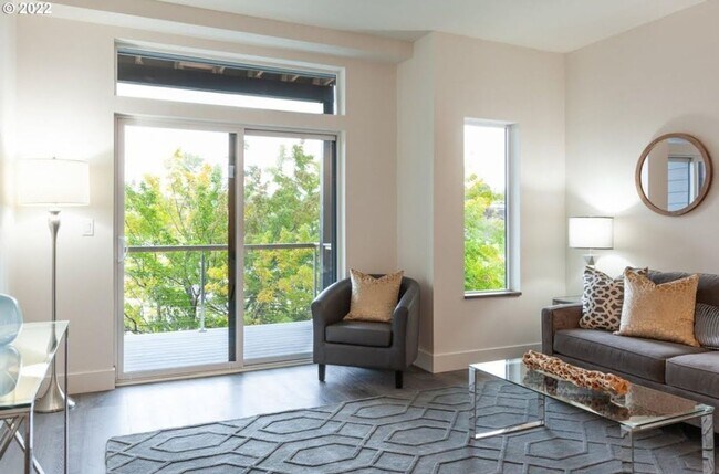 Building Photo - Luxury Rental With A River View