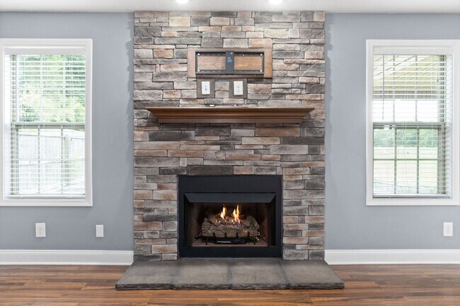 Building Photo - Pet Friendly Four Bedroom!