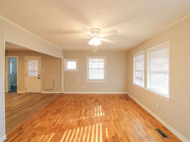 Building Photo - Well maintained brick home in a fantastic location!