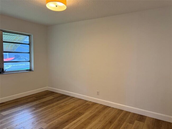 Building Photo - 1401 N 31st Rd