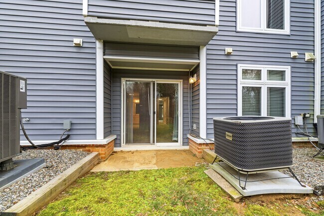 Building Photo - Ground level condo in Annapolis - Lake Heron