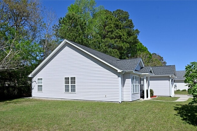 Building Photo - Charming 3BR Ranch in Osprey Woods – Screened Porch & Vaulted Ceilings