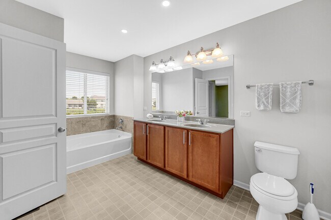 Building Photo - 821 Chopin Pl