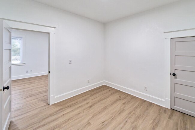 Building Photo - Beautifully Remodeled 3 Bed 1 Bath Single ...