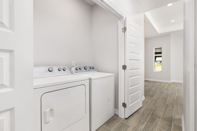 Building Photo - 404 N Alexandrite Ave