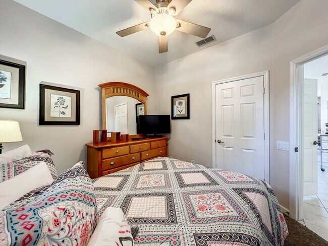 Building Photo - 2421 Silver Palm Dr