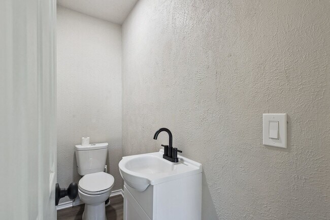 Building Photo - 3/1.5 Near TU Available Now!