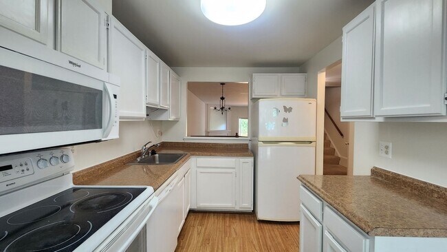Building Photo - Convenient Location and Great Price!