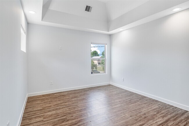 Building Photo - 3426 Tuam St