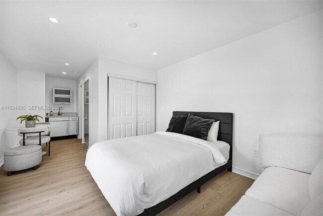 Building Photo - 150 NE 50th St