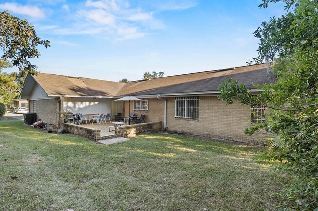 Building Photo - 204 Ruby Hubbard Way