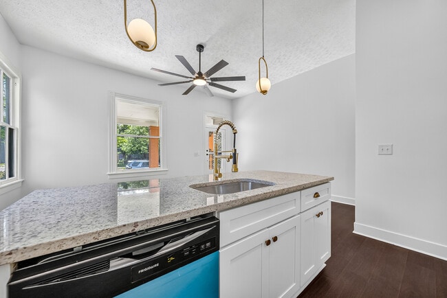 Building Photo - 2807 Beacon Ave