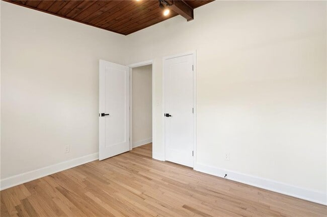Building Photo - 1690 Cotswold Dr NE