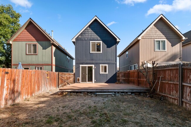 Building Photo - Downtown / Peaceful Valley 2 Bed 2 Bath ho...