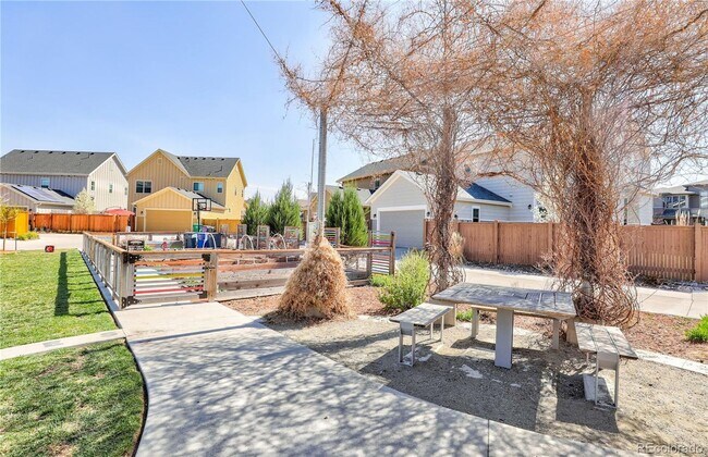 Building Photo - Gorgeous 4-bedroom, 3.5-bath home in Stapleton’s highly sought-after Willow Park East neighborhood!
