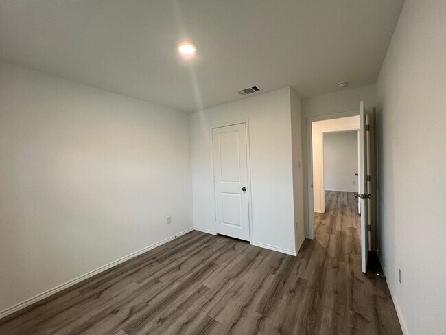 Building Photo - Beautiful 4 bedroom, 2 bath in NBTX