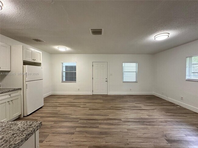 Building Photo - 3315 SW 15th Ave