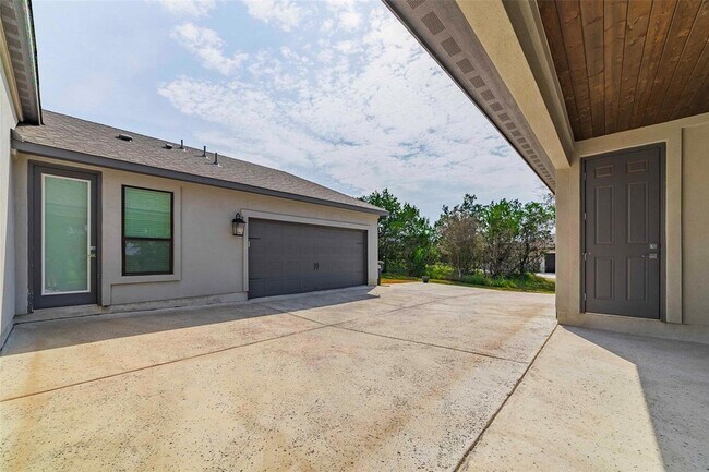 Building Photo - 104 Lazy Oak Pl