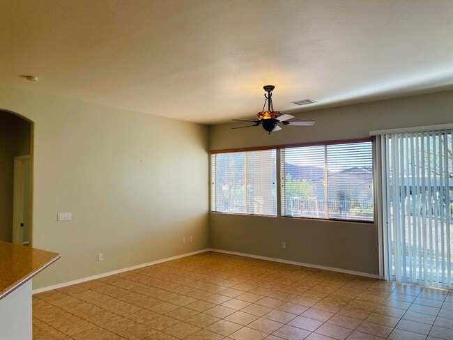 Building Photo - 5015 E Somerset Dr