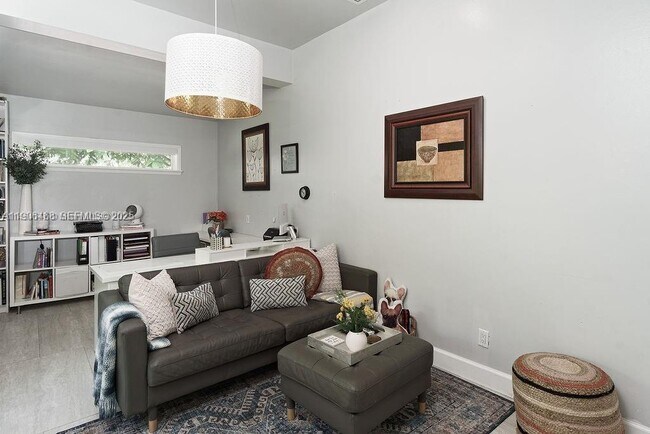 Building Photo - 1110 NE 100th St