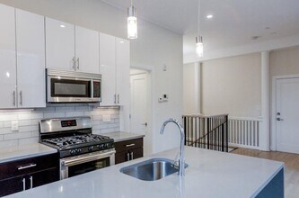 Building Photo - Charming 3 Bedroom-No Broker Fee