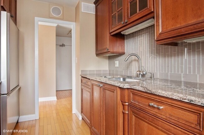 Building Photo - 70 W Burton Pl