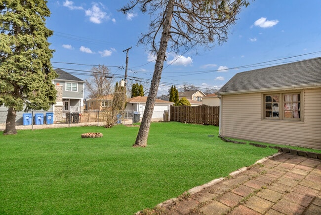 Building Photo - 7418 W Clarence Ave