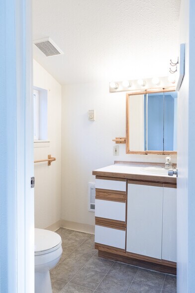 Full bathroom, full shower/tub. Full vanity. - 1007 W Main St
