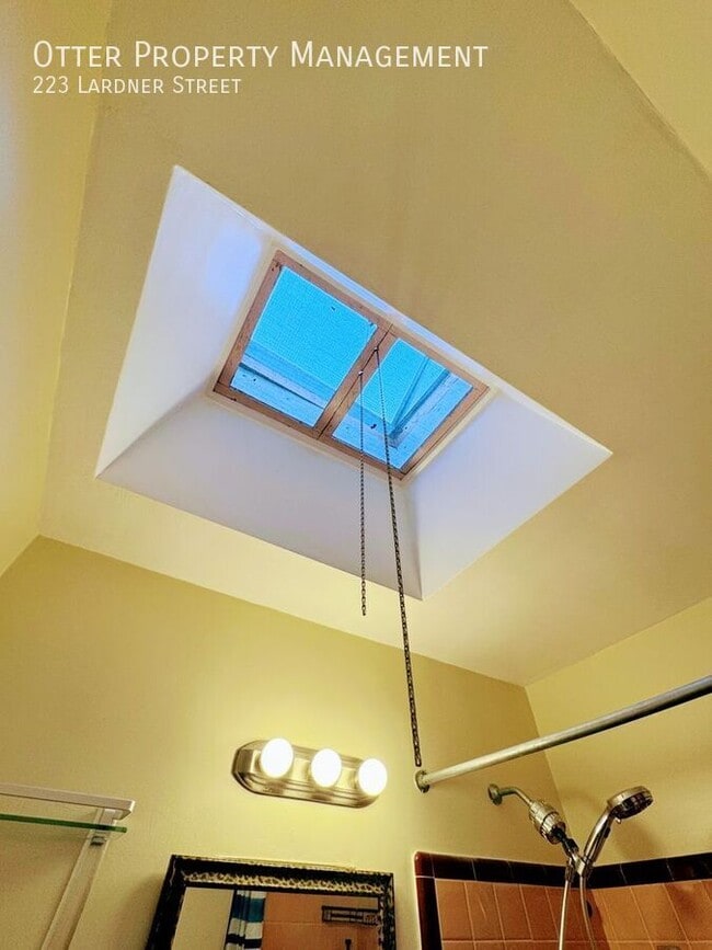 Building Photo - 223 Lardner St