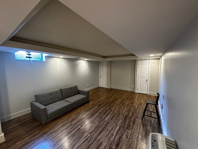 Building Photo - 913 W Stratford Dr