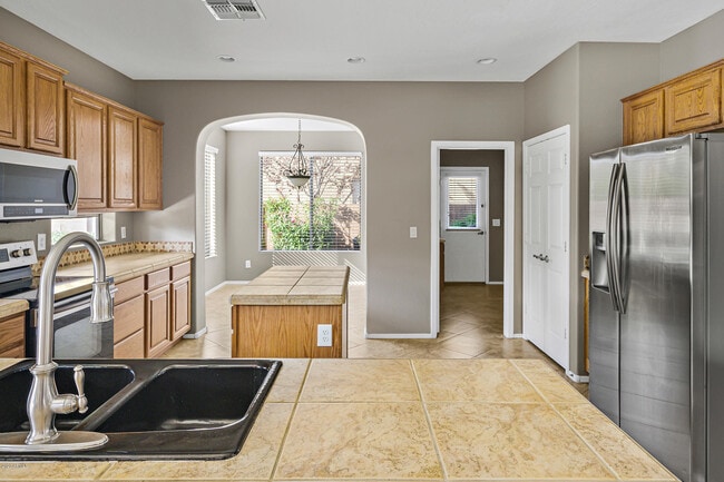 Building Photo - 4129 E Clubview Dr