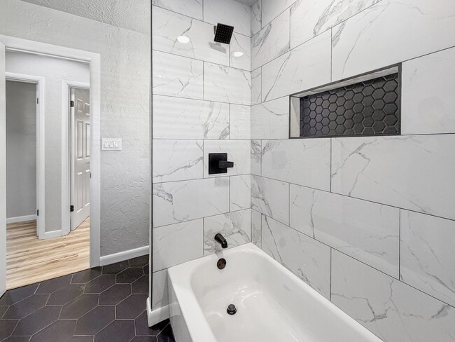 Building Photo - 1702 W Boyd St