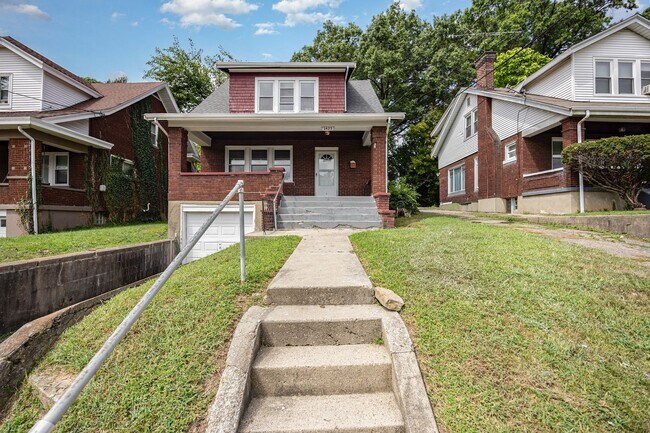 Building Photo - Move in by 4/15 for reduced rent special! Renovated 3 bedroom minutes from Hyde Park!