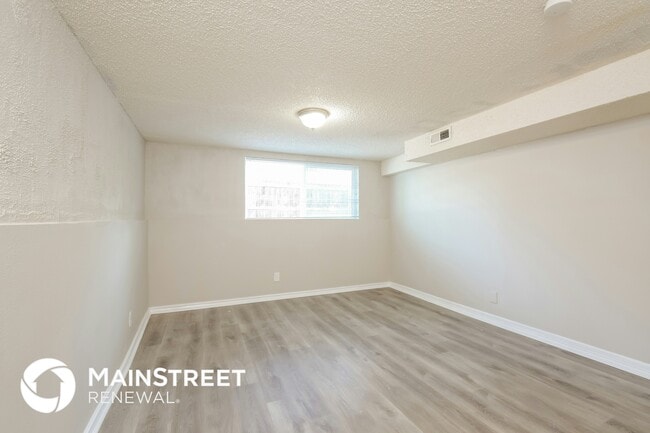 Building Photo - 165 Iris St