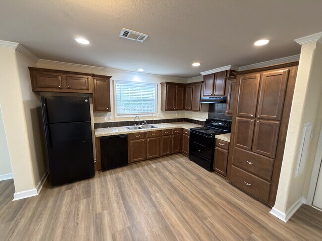 Building Photo - Three bedroom duplex close to Canyon Lake Highschool