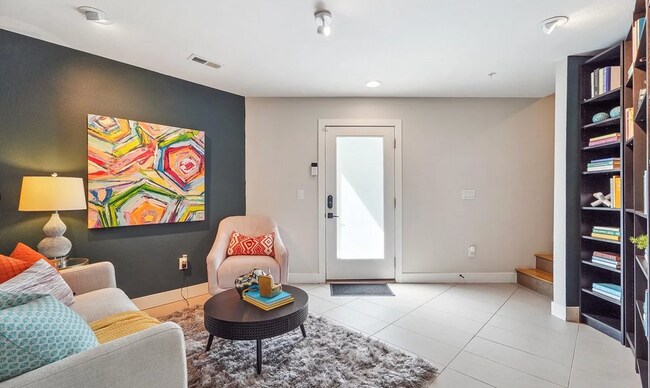 Building Photo - 2870 Tremont Pl