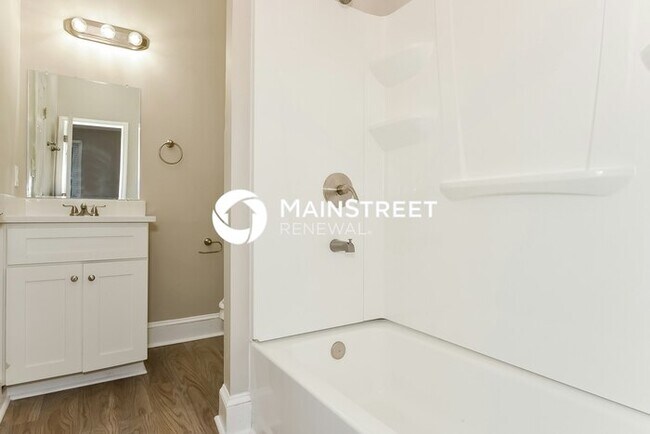 Building Photo - 4 Bedroom Pet-Friendly Home in Hampton, GA with Main Street Renewal