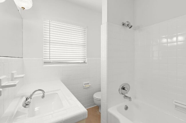 Building Photo - FULLY FENCED Home For Rent in Clearwater!