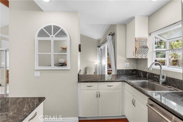 Building Photo - 240 Pineview