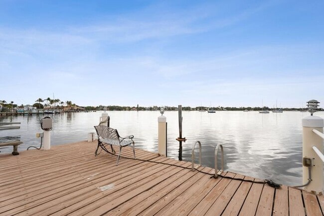 Building Photo - 114 S Lake Dr