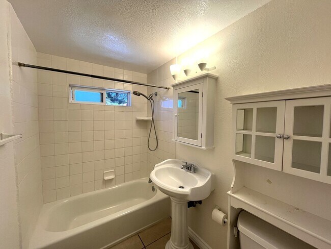 Building Photo - HBA1515