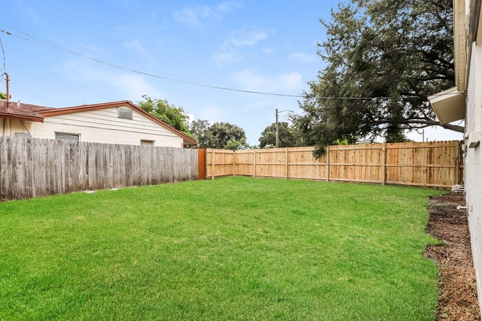 Building Photo - 779 Lynndale St N