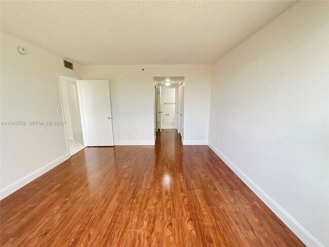 Building Photo - 919 Hillcrest Dr