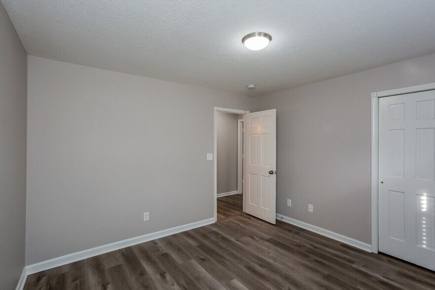 Building Photo - 1512 N Hampton Ct