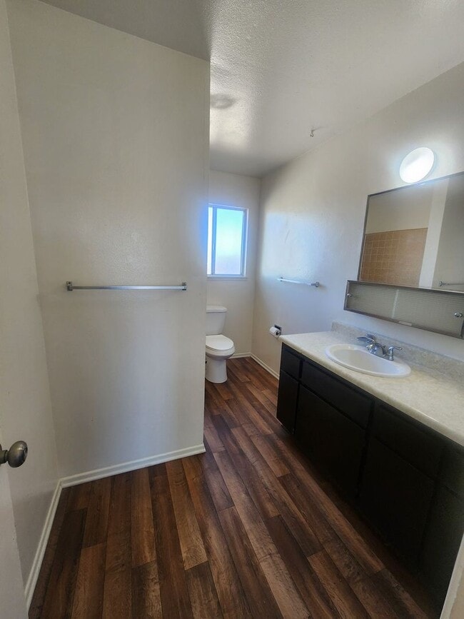 Building Photo - 2 Bedroom 1 Bath Home